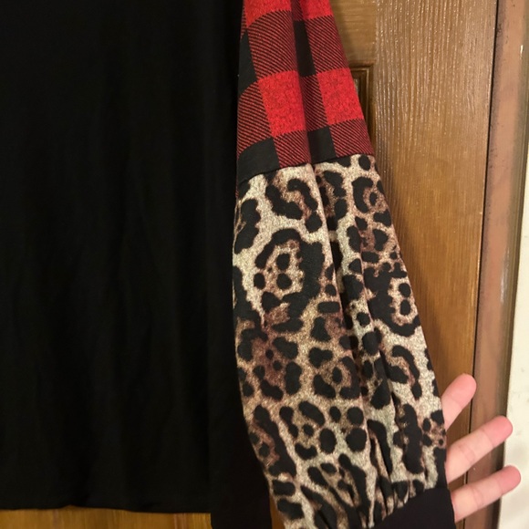 *Boutique* Beautiful black dress shirt with red checkered and leopard print XL - Picture 2 of 6